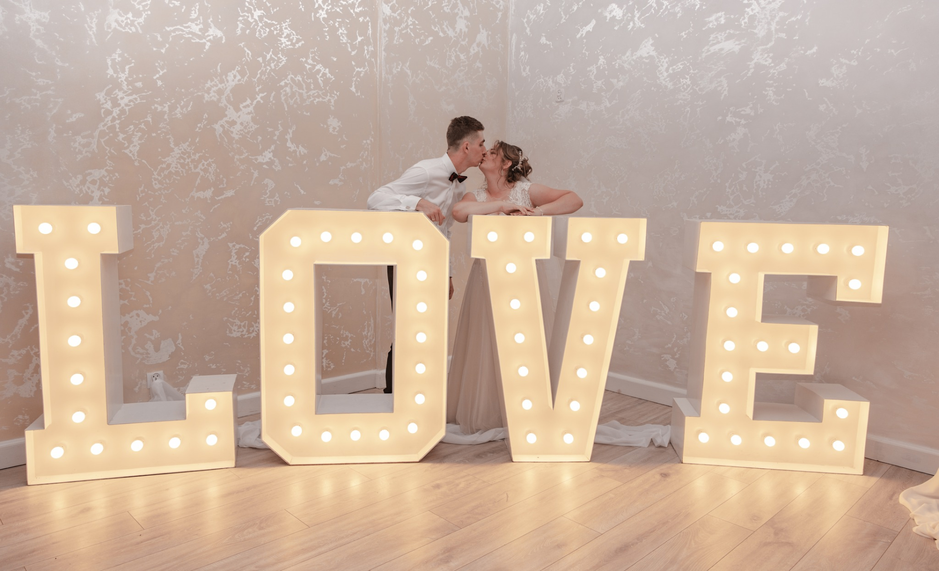 Para młoda – napis LOVE